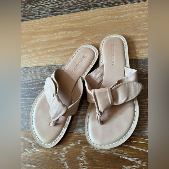 Bernardo Lillian Padded Bow Thong
Flat Sandals - Picture 3 of 8